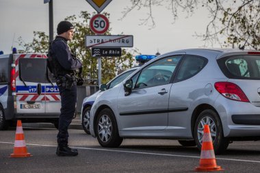 FRANCE, Strasbourg: Polis memurları, Fransa 'nın Kehl ile Strasbourg arasındaki Fransız-Alman sınır kapısında' Europa Köprüsü 'nden geçen araç ve arabaları teftiş ediyor, 14 Kasım 2015