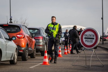 FRANCE, Strasbourg: Polis memurları, Fransa 'nın Kehl ile Strasbourg arasındaki Fransız-Alman sınır kapısında' Europa Köprüsü 'nden geçen araç ve arabaları teftiş ediyor, 14 Kasım 2015