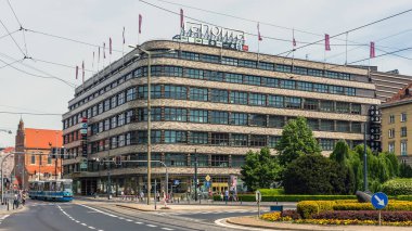 Alışveriş merkezi Renoma ve bulutlu gökyüzü 