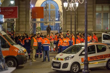 FRANCE, Paris: Kızılhaç ve Sivil Koruma çalışanları karargahlarını 13 Kasım - 14 Kasım 2015 tarihleri arasında Paris 'teki 11. bölge belediye binasına kurdular..