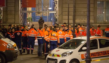 FRANCE, Paris: Kızılhaç ve Sivil Koruma çalışanları karargahlarını 13 Kasım - 14 Kasım 2015 tarihleri arasında Paris 'teki 11. bölge belediye binasına kurdular..