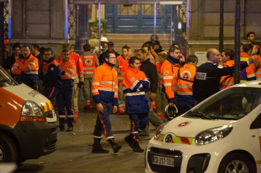 FRANCE, Paris: Kızılhaç ve Sivil Koruma çalışanları karargahlarını 13 Kasım - 14 Kasım 2015 tarihleri arasında Paris 'teki 11. bölge belediye binasına kurdular..