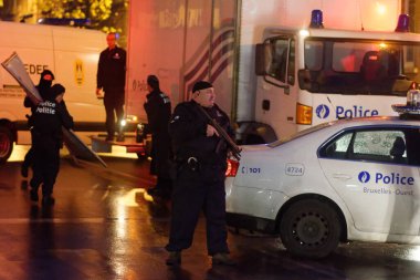 BELGIQUE, Brüksel: Brüksel 'deki Molenbeek-Saint-Jean mahallesine 14 Kasım 2015' te Paris saldırılarıyla ilgili polis baskını.