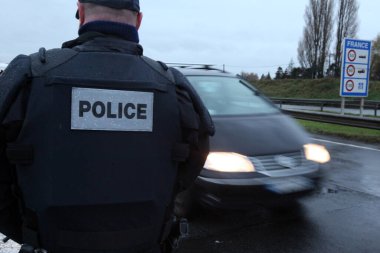 Paris, Fransa 'daki terörist saldırılarda ölen ve 350' den fazla yaralı olan 129 kişinin anısına bir övgü.