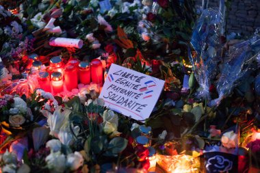 GERÇEK. Paris 'in saldırıları. BERLİN. VİJİL