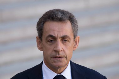FRANCE, Paris: Nicolas Sarkozy, Les Republicains siyasi partisinin eski başkanı, 15 Kasım 2015 tarihinde Fransa 'nın başkenti Paris' teki Elysee Sarayı 'nda düzenlenen toplantı öncesinde duruyor..