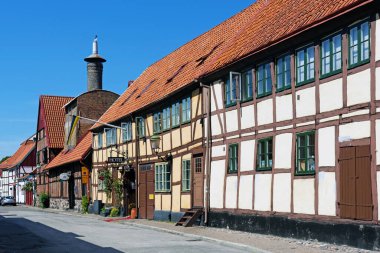 Güneşli bir günde Ystad şehrinin manzarası