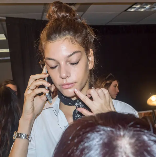 New York Usa September 2015 Model Prepares Backstage Lela Rose — Stock Photo, Image