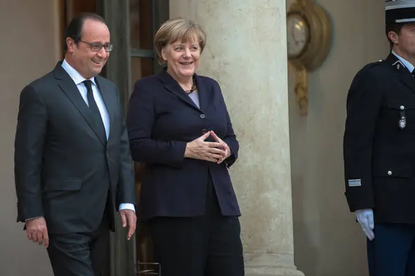 Франция Париж Президент Франции Франсуа Олланд Канцлер Германии Ангела Меркель — стоковое фото