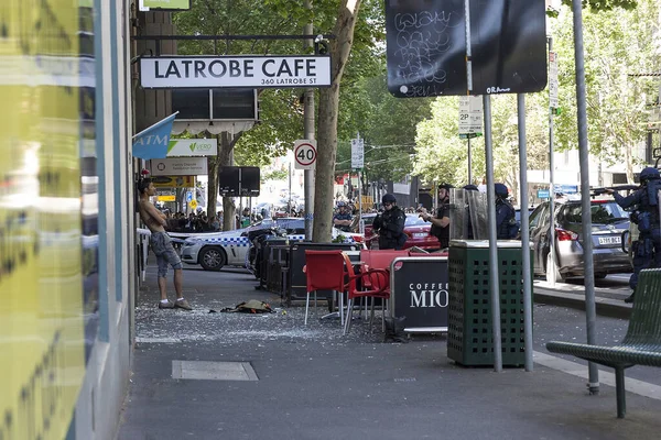 澳大利亚墨尔本 2015年10月27日 一名武装男子在墨尔本的La Trobe大街上用切肉刀向警方起诉 随后接管了一家咖啡店 — 图库照片