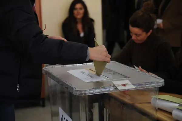 アンカラ Turkey アンカラ トルコのアンカラで2015年11月1日の総選挙中に投票ステーション — ストック写真