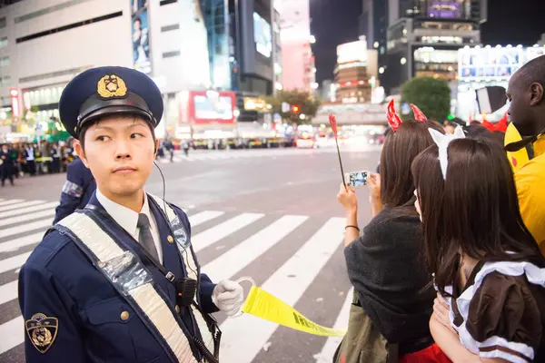 Japon Tokyo Policier Occupe Foule Alors Que Les Gens Participent — Photo