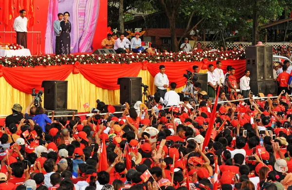 Myanmar Yangon Δεκάδες Χιλιάδες Άνθρωποι Συγκεντρώθηκαν Στη Yangon Την Νοεμβρίου — Φωτογραφία Αρχείου
