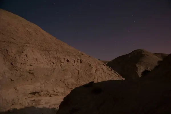 夜の砂漠のハイキング — ストック写真