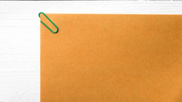 棕色的纸 用绿色的纸夹 — 图库照片
