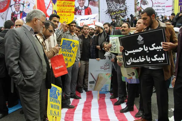 Irán Teherán Manifestantes Gritan Abajo Estados Unidos Mientras Cientos Personas —  Fotos de Stock