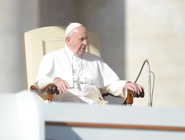 Paus Franciscus Staat Tussen Menigte Zijn Wekelijkse Audiëntie Het Sint — Stockfoto