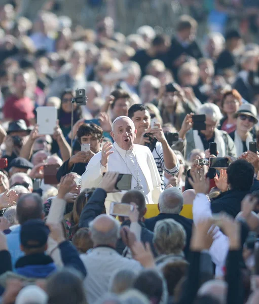 Vatican 教皇方济各于2015年11月4日在梵蒂冈圣彼得广场的每周集会结束后站在人群中 — 图库照片