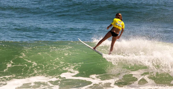 Professional Female Surfer Compete Burleigh Pro 2013 — Foto de Stock