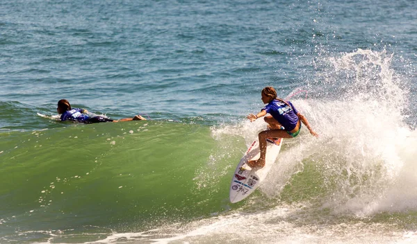 Professional Female Surfer Compete Burleigh Pro 2013 — Foto de Stock
