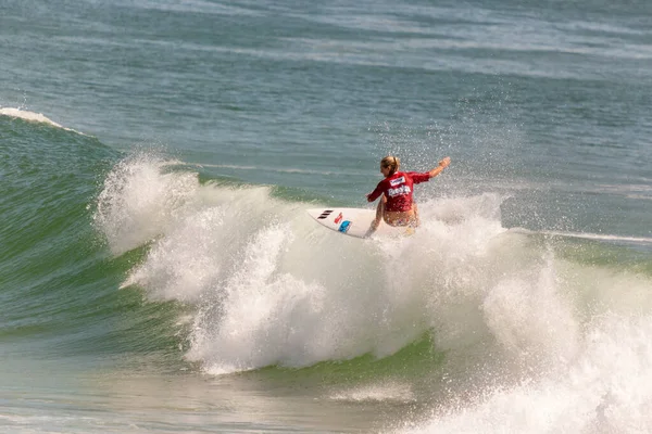 Professionele Vrouwelijke Surfer Concurreren Burleigh Pro 2013 — Stockfoto