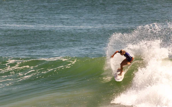Profesionální Surfařka Soutěžit Burleigh Pro 2013 — Stock fotografie
