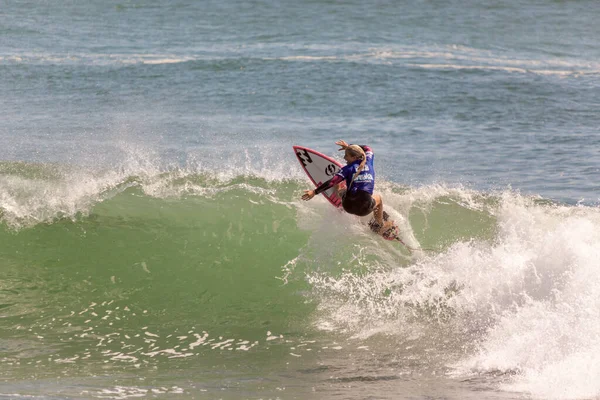 Professional Female Surfer Compete Burleigh Pro 2013 — 图库照片