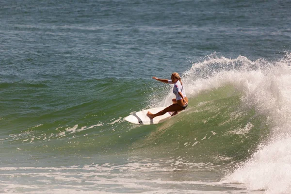 Surfista Feminina Profissional Compete Burleigh Pro 2013 — Fotografia de Stock