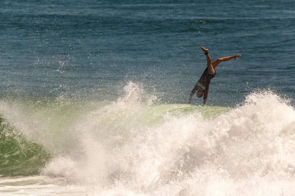Επαγγελματική Γυναίκα Surfer Ανταγωνίζονται Στο Burleigh Pro 2013 — Φωτογραφία Αρχείου