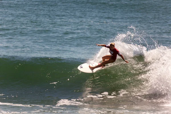 Professional Female Surfer Compete Burleigh Pro 2013 — Stockfoto
