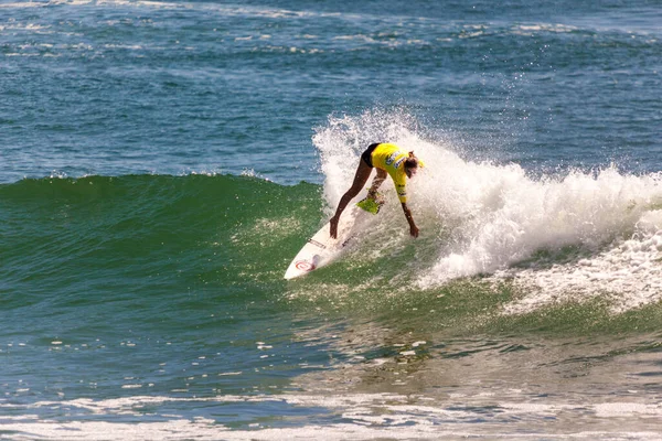 Profesionální Surfařka Soutěžit Burleigh Pro 2013 — Stock fotografie