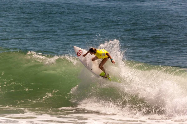 Surfista Profesional Femenina Compite Burleigh Pro 2013 — Foto de Stock