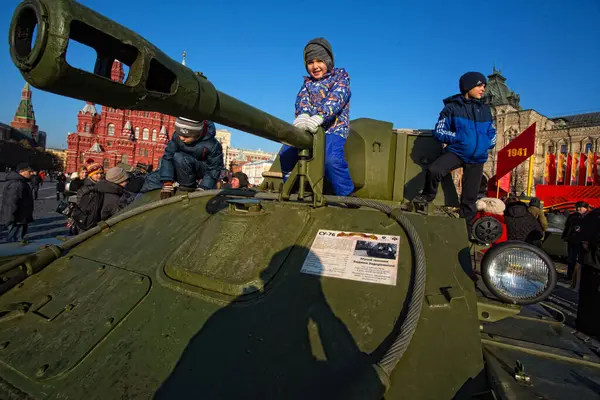 Rusia Moscú Varios Miles Militares Marchan Través Plaza Roja Conmemoración —  Fotos de Stock