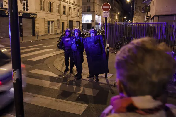 Rance Париж Полиция Разговаривает Жителями Улицы Amelot Париже После Серии — стоковое фото
