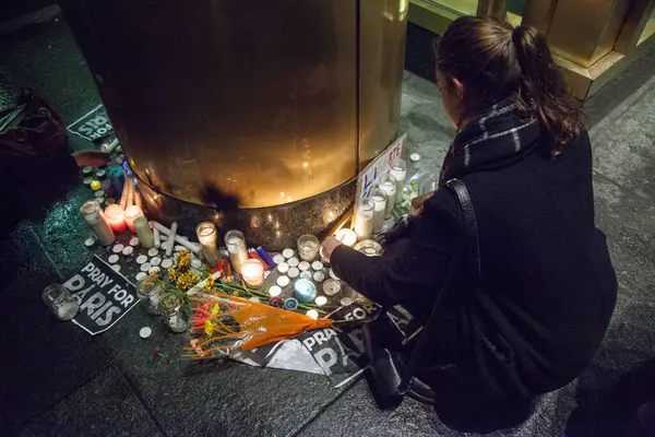 Montréal Paris Attacks Candlelight Vigil — Photo