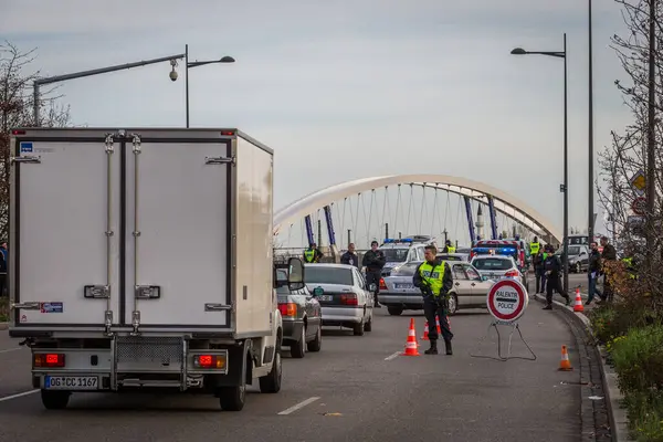 Frankreich Straßburg Polizeibeamte Kontrollieren Autos Und Fahrzeuge Die Die Europabrücke — Stockfoto