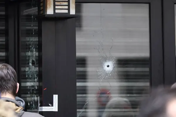 Frankreich Paris Menschen Sehen Einschusslöcher Die November 2015 Das Fenster — Stockfoto