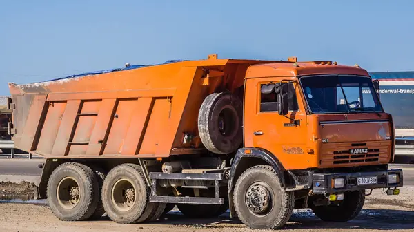 Oude Kamaz Vrachtwagen Blauwe Lucht — Stockfoto