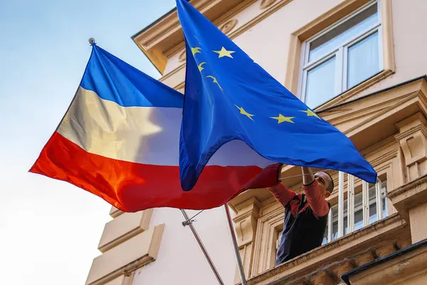 Croazia Zagabria Uomo Sventola Una Bandiera Francese Mentre Centinaia Persone — Foto Stock