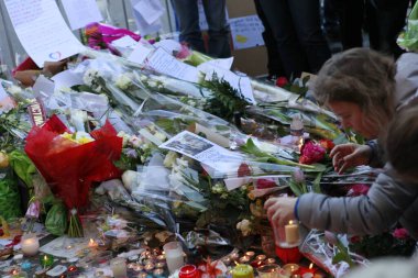 Paris, Fransa 'daki terörist saldırılarda ölen ve 350' den fazla yaralı olan 129 kişinin anısına bir övgü.