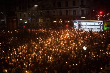 Paris, Fransa 'daki terörist saldırılarda ölen ve 350' den fazla yaralı olan 129 kişinin anısına bir övgü.