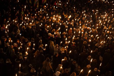 Paris, Fransa 'daki terörist saldırılarda ölen ve 350' den fazla yaralı olan 129 kişinin anısına bir övgü.