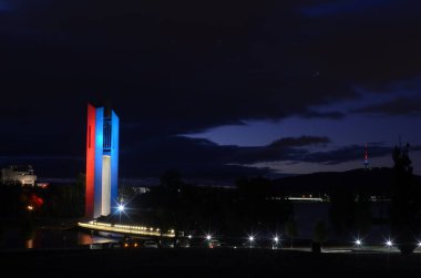 AUSTRALIA, Canberra: 15 Kasım 2015 'te Paris saldırılarının kurbanlarıyla dayanışma içinde olarak Ulusal Carillon mavi, beyaz ve kırmızı parladı