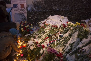 RUSSIA, Moskova: 15 Kasım 2015 'te Paris' teki saldırı kurbanlarının anısına Fransız Büyükelçiliği 'ne çiçekler ve vergiler bırakıldı. 
