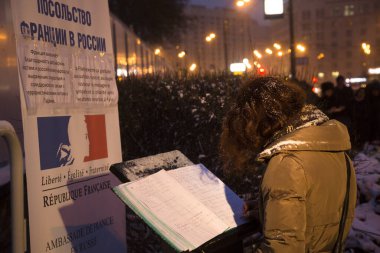 RUSSIA, Moskova: 15 Kasım 2015 'te Paris' teki saldırı kurbanlarının anısına Fransız Büyükelçiliği 'ne çiçekler ve vergiler bırakıldı. 