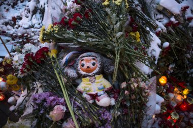 RUSSIA, Moskova: 15 Kasım 2015 'te Paris' teki saldırı kurbanlarının anısına Fransız Büyükelçiliği 'ne çiçekler ve vergiler bırakıldı. 