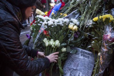 RUSSIA, Moskova: 15 Kasım 2015 'te Paris' teki saldırı kurbanlarının anısına Fransız Büyükelçiliği 'ne çiçekler ve vergiler bırakıldı. 