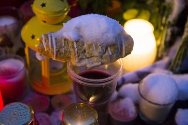 RUSSIA, Moskova: 15 Kasım 2015 'te Paris' teki saldırı kurbanlarının anısına Fransız Büyükelçiliği 'ne çiçekler ve vergiler bırakıldı. 