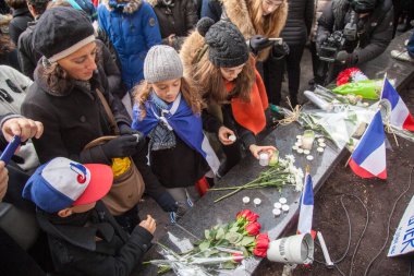 CANADA, Montreal: Montreal Belediye Başkanı Denis Corderre, 15 Kasım 2015 'te Paris saldırılarının kurbanlarının anısına yaklaşık 5 bin kişiye sessiz bir yürüyüş düzenledi..