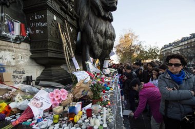 FRANCE, Paris: 15 Kasım 2015 'te Place de la Republique' de yaşanan terör saldırılarının kurbanları için bırakılan haraçlara bakan bir kadın görülüyor.